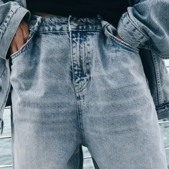 Zara mid rise baggy jeans with adjustable button belt loops.Light‎ Blue, size 4 - Picture 6 of 12